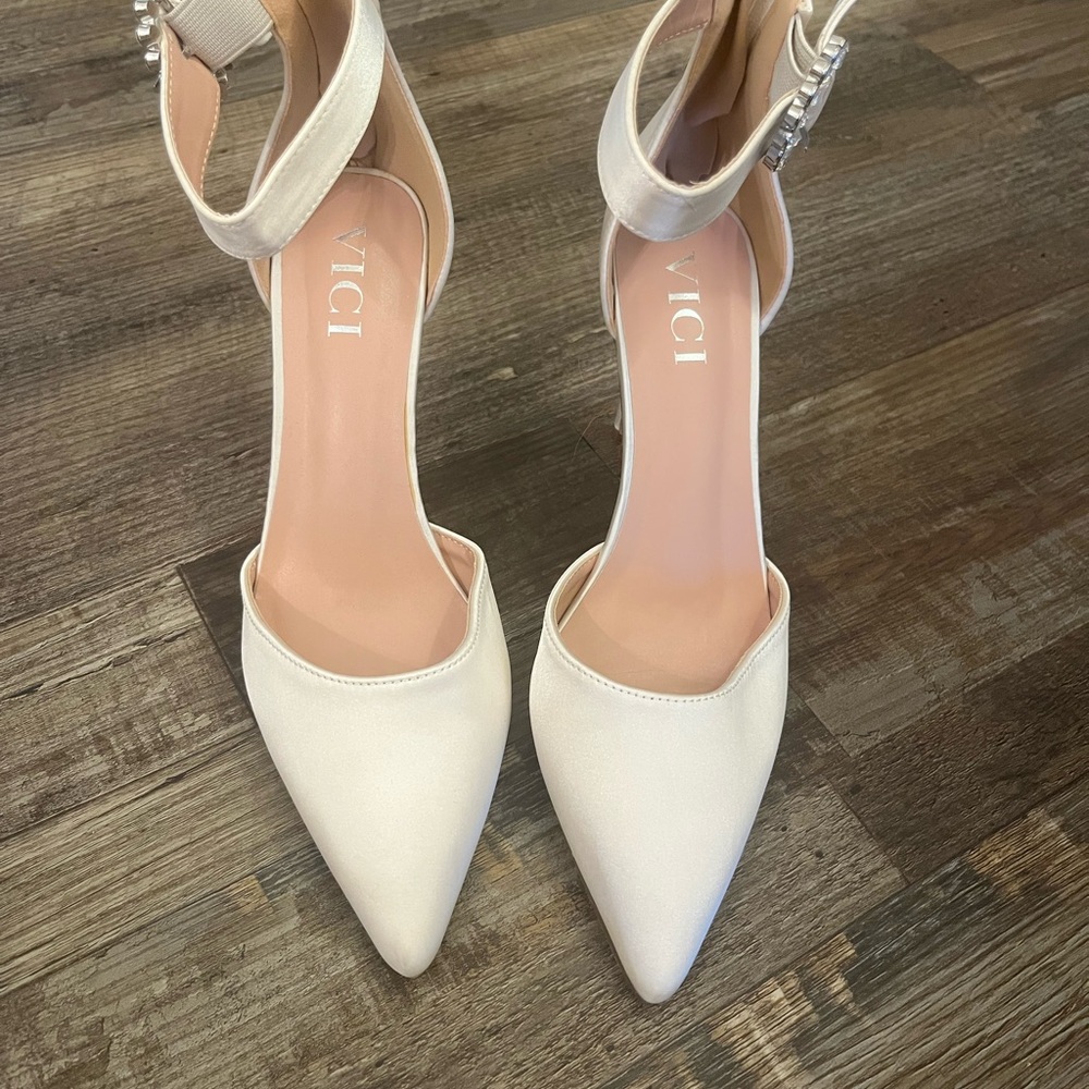 VICI Women's Cream Heels